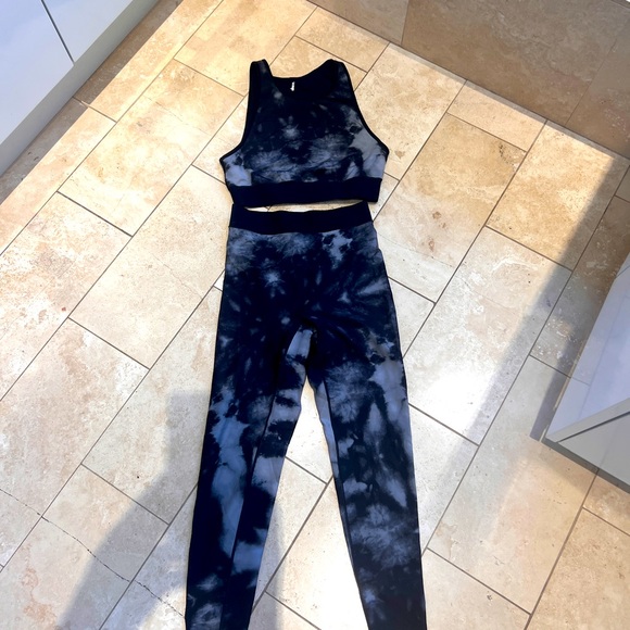 lululemon athletica Other - Ultracor tie dye reversible grey black set size M